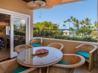 Spacious condo overlooking Kahalu'u beach