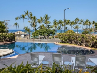 Spacious condo overlooking Kahalu'u beach