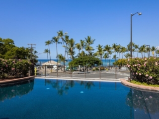 Spacious condo overlooking Kahalu'u beach