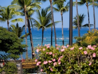 Spacious condo overlooking Kahalu'u beach
