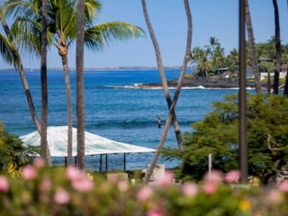 Spacious condo overlooking Kahalu'u beach