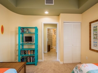 Spacious condo overlooking Kahalu'u beach