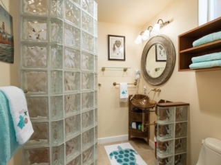 bathroom in Spacious condo overlooking Kahalu'u beach