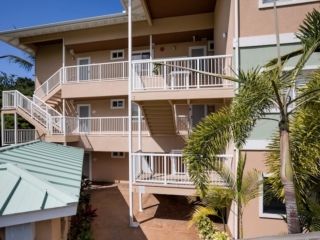 Spacious condo overlooking Kahalu'u beach