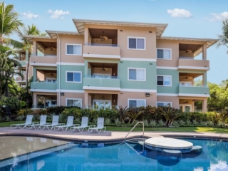 Spacious condo overlooking Kahalu'u beach