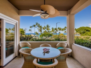 Spacious condo overlooking Kahalu'u beach