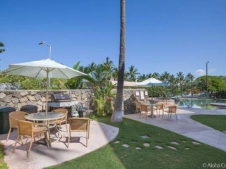 Spacious condo overlooking Kahalu'u beach