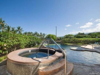Spacious condo overlooking Kahalu'u beach